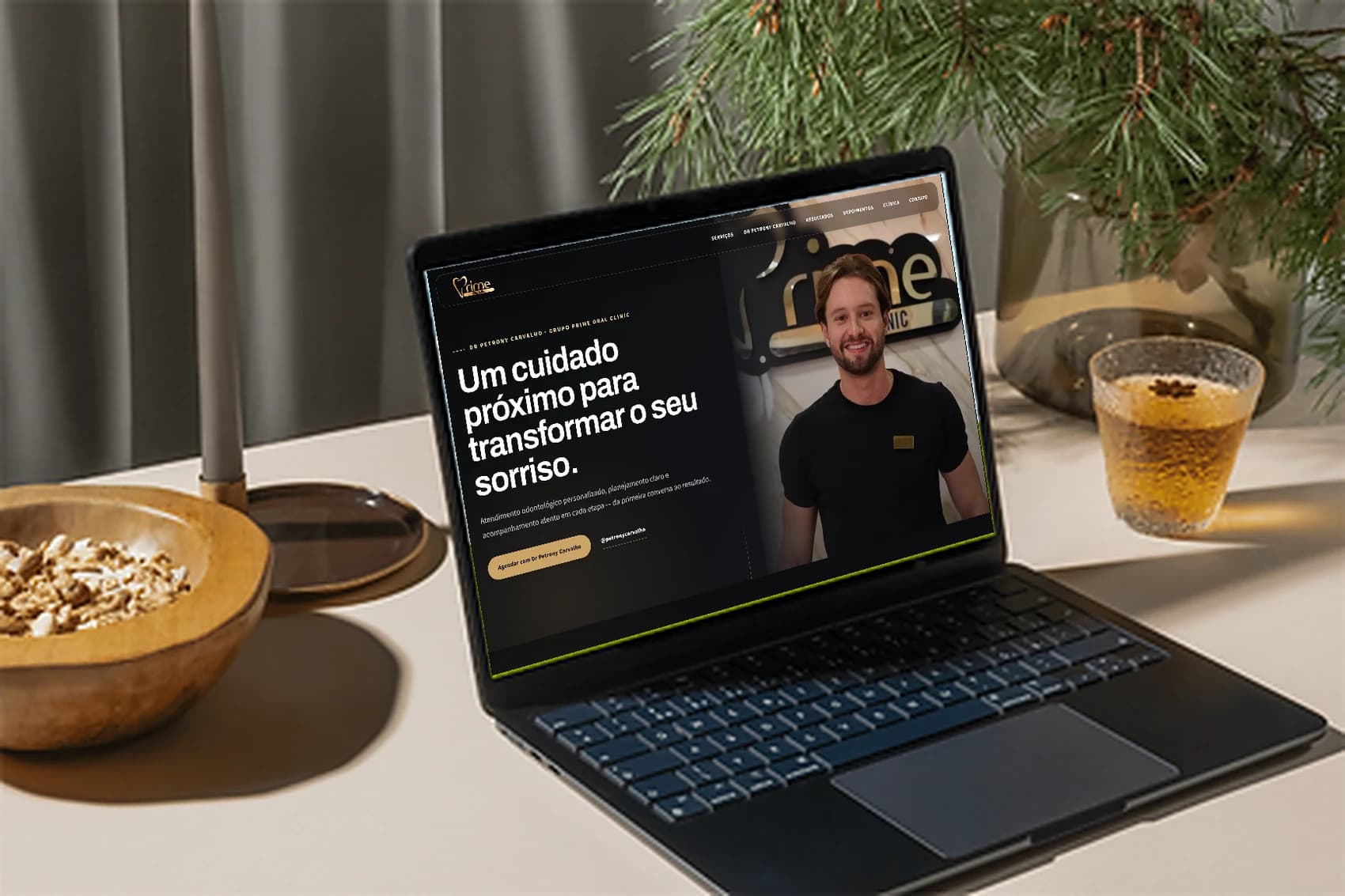 Página inicial do site Prime Oral Clinic, em um notebook